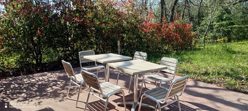Table et chaises sur une terrasse