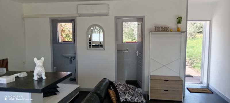 Vue sur l'entrée des WC et de la salle de bain